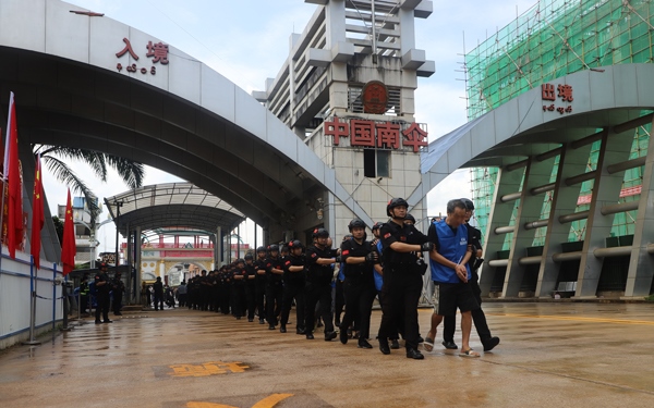 移交現(xiàn)場。公安部供圖