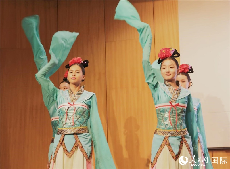 兩國文化志愿者共同表演中國傳統(tǒng)舞蹈。人民網(wǎng)記者 陳海琪攝