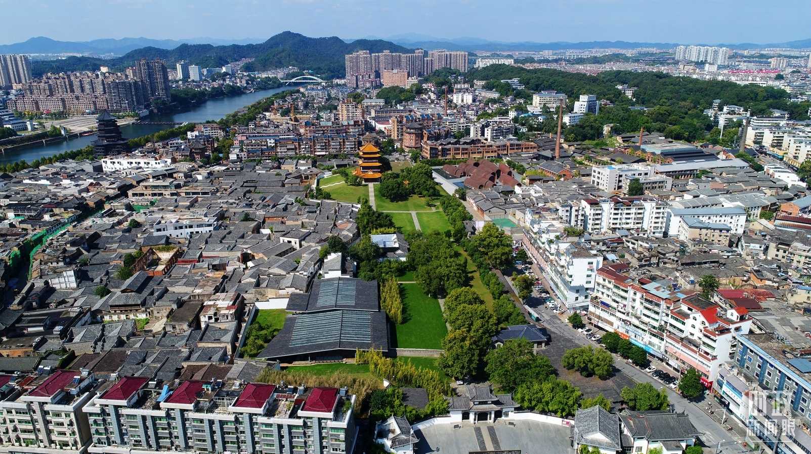 △景德鎮(zhèn)陶陽(yáng)里歷史文化街區(qū)俯瞰。（總臺(tái)央視記者范凱拍攝）