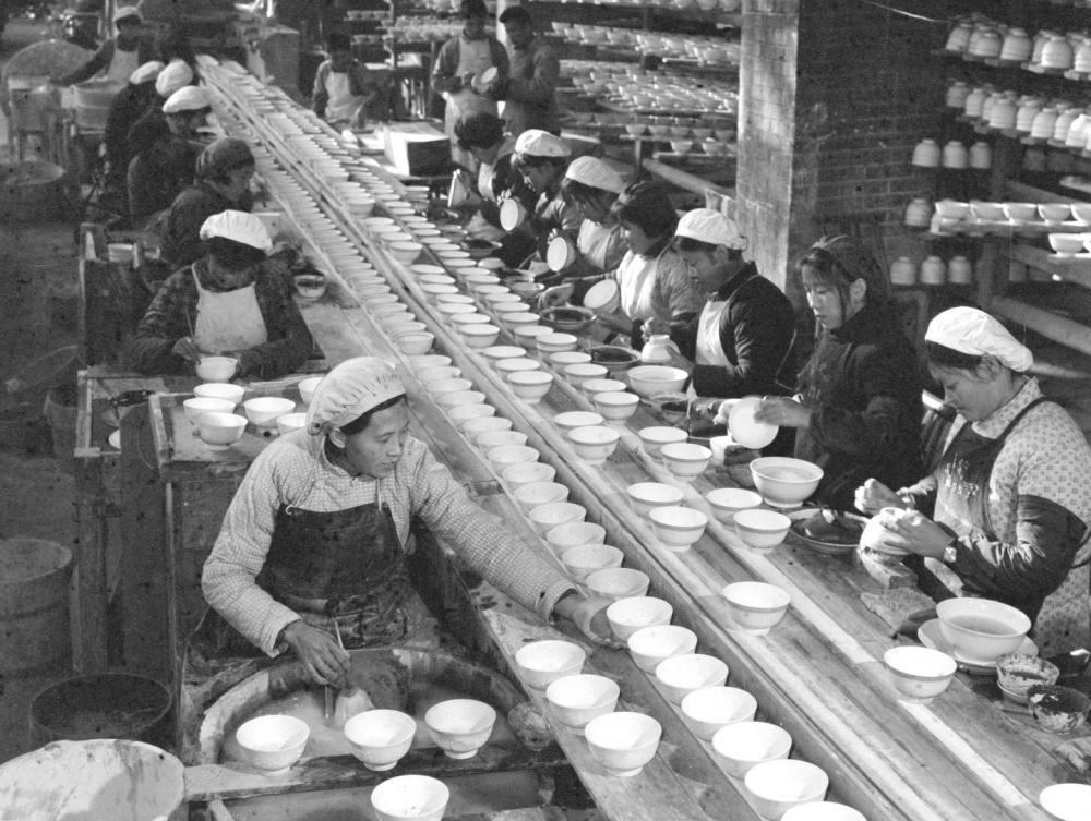 ↑ 1978年，景德鎮(zhèn)為民瓷廠工人生產(chǎn)日用瓷。