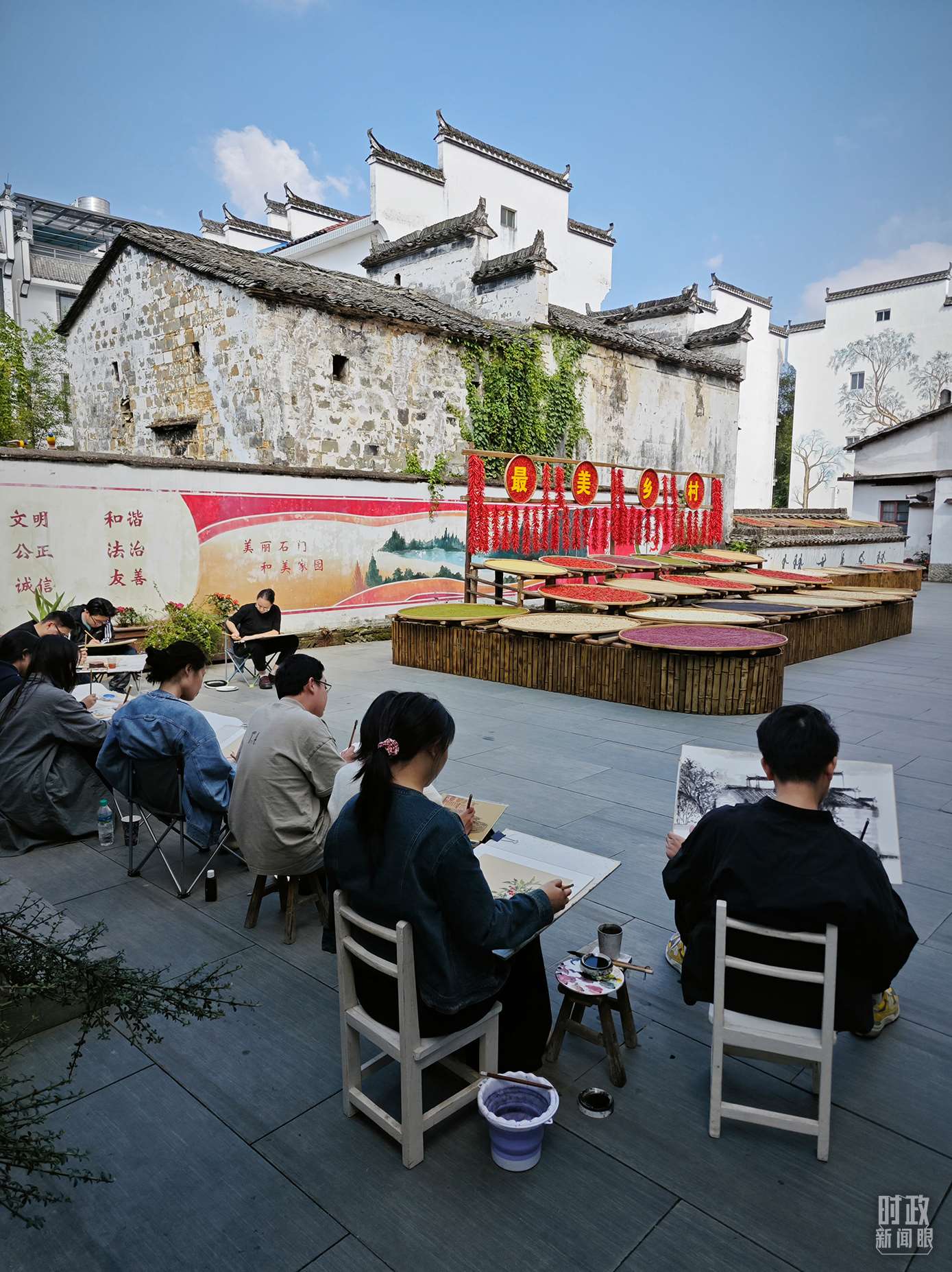 △來自中國(guó)美術(shù)學(xué)院的同學(xué)在石門村寫生。（總臺(tái)央視記者郁振一拍攝）