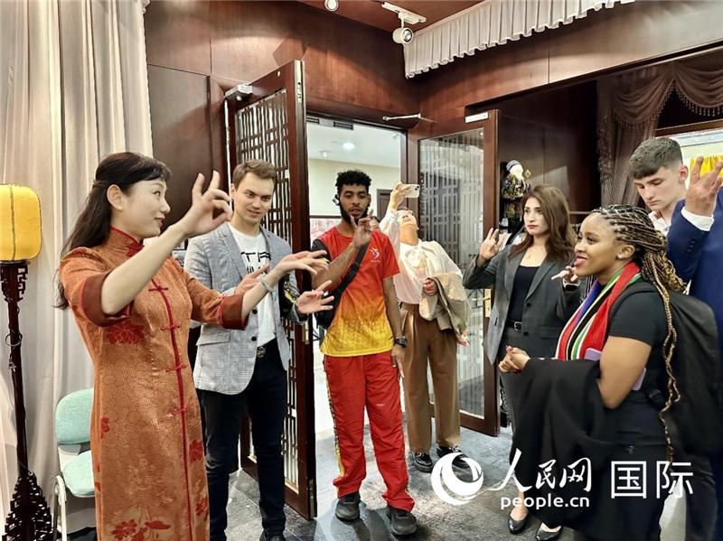 國際民間人士代表團(tuán)參觀古北市民中心昆曲教室。人民網(wǎng)記者 周雨攝