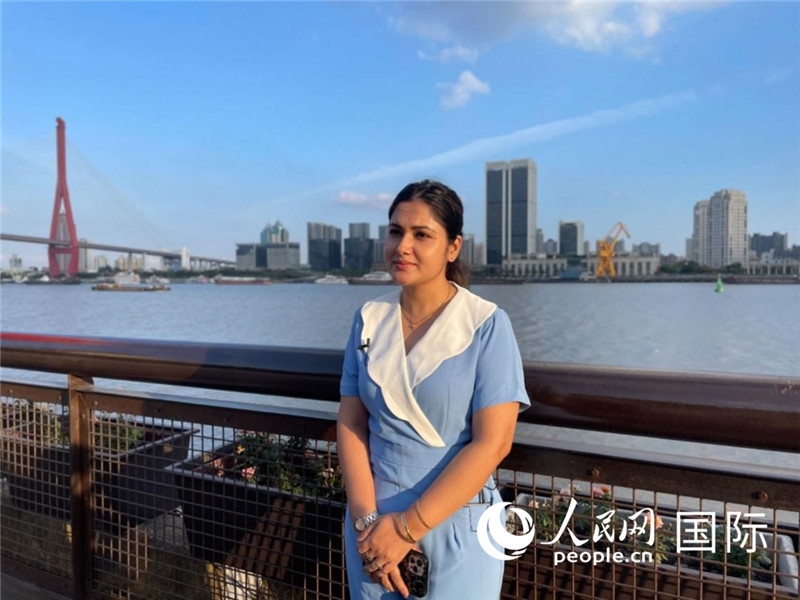 孟加拉國Channel24電視頻道主持人伊斯拉特·阿敏在上海市楊浦濱江接受采訪。 人民網(wǎng)記者 張榮攝