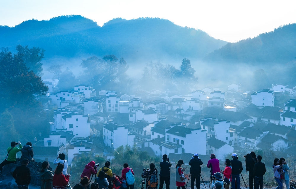 游客在婺源縣石城村游玩（2019年11月8日攝）。