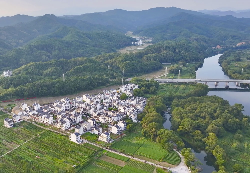 俯瞰婺源縣王村石門自然村（2023年10月11日攝）。