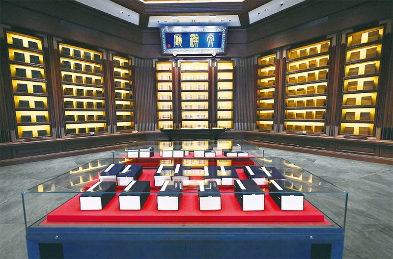 建設(shè)中國國家版本館，是以習(xí)近平同志為核心的黨中央作出的重大決策，是文明大國建設(shè)的基礎(chǔ)工程，是功在當(dāng)代、利在千秋的標(biāo)志性文化工程，充分體現(xiàn)了我們黨傳承發(fā)展中華文化的高度自覺、汲取歷史智慧更好走向未來的歷史主動。圖為2023年5月拍攝的中國國家版本館中央總館文瀚廳。 新華社發(fā)