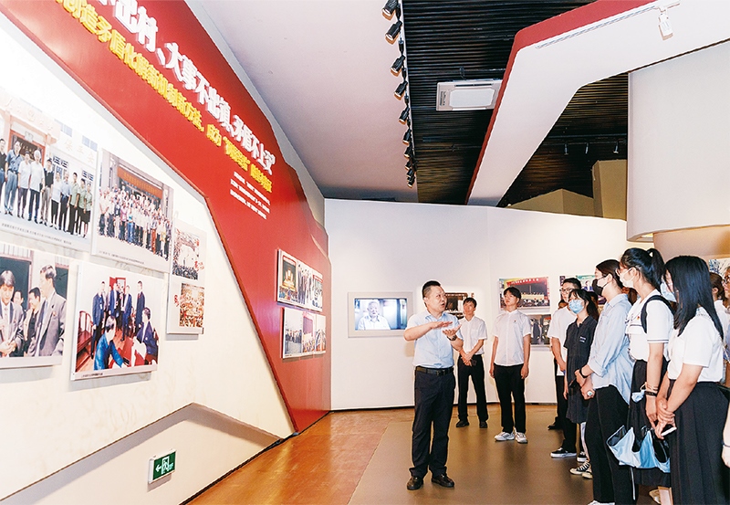 黨的十八大以來，習(xí)近平總書記多次對堅(jiān)持和發(fā)展“楓橋經(jīng)驗(yàn)”作出重要指示，推動新時(shí)代“楓橋經(jīng)驗(yàn)”在基層社會治理中煥發(fā)勃勃生機(jī)。圖為青年學(xué)子在浙江省諸暨市楓橋鎮(zhèn)的楓橋經(jīng)驗(yàn)陳列館參觀學(xué)習(xí)（2022年8月25日攝）。 新華社記者 徐昱/攝