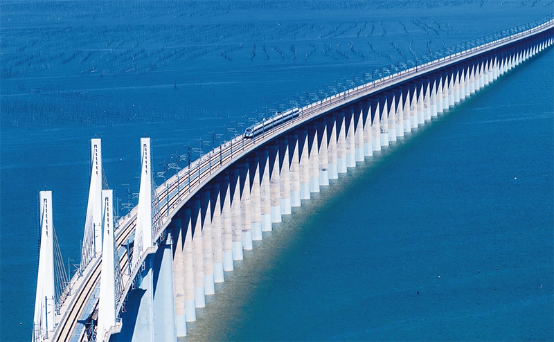 2023年9月28日，中國首條時(shí)速350公里跨海高鐵——福廈高鐵正式開通運(yùn)營。圖為一列運(yùn)行試驗(yàn)車組駛過福廈高鐵湄洲灣跨海大橋（9月19日攝，無人機(jī)照片）。 新華社記者 魏培全/攝