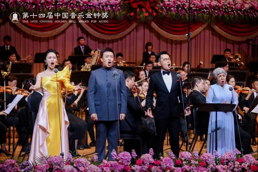 龔爽（左一）、呂繼宏（左二）、石倚潔（右二）、迪里拜爾（右一）四位藝術家領唱《領航》。主辦方供圖