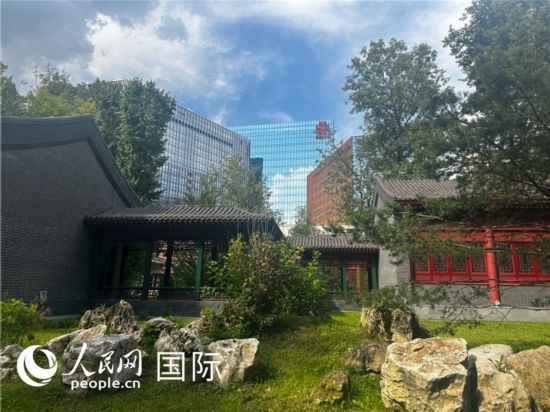 莫斯科中國(guó)貿(mào)易中心的中式園林“華銘園”一角。人民網(wǎng)記者 申佳平攝