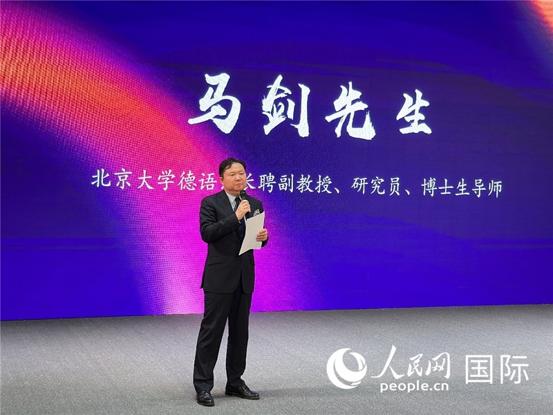北京大學(xué)德語系長聘副教授馬劍點(diǎn)評(píng)學(xué)生表現(xiàn)。（攝影：張麗鷗）