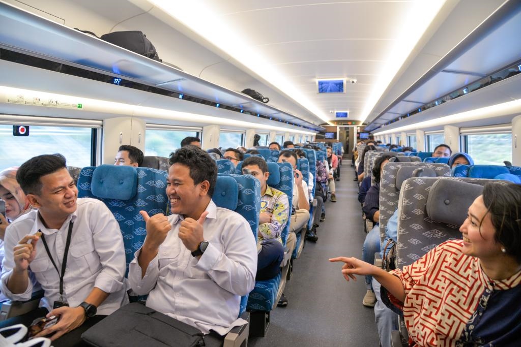 10月17日，乘客在行駛中的雅萬高鐵高速動車組列車車廂內(nèi)交談。