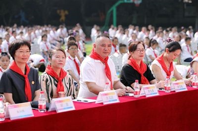 圖②：全國(guó)人大代表與朵力小學(xué)學(xué)生一起聽(tīng)課。