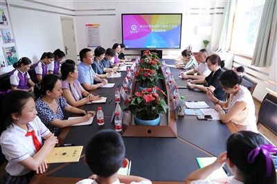 圖⑤：法治宣講結(jié)束后，重慶五中院組織召開(kāi)座談會(huì)，聽(tīng)取人大代表和朵力小學(xué)教師、家長(zhǎng)代表對(duì)法院未成年人保護(hù)工作的意見(jiàn)建議。