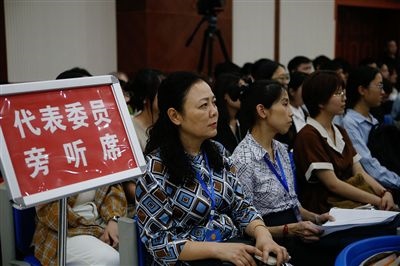 圖④：重慶五中院在西南政法大學(xué)開(kāi)庭審理一起執(zhí)行異議之訴二審案，重慶市人大代表張濤（左一）、周藝梅（左二）和學(xué)生一起觀摩庭審。