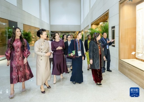  10月18日上午，國家主席習近平夫人彭麗媛邀請出席第三屆“一帶一路”國際合作高峰論壇的外方領導人夫人參觀中國工藝美術館（中國非物質文化遺產館）。這是彭麗媛同外方領導人夫人聽取中華戲曲文化介紹。新華社記者 翟健嵐 攝