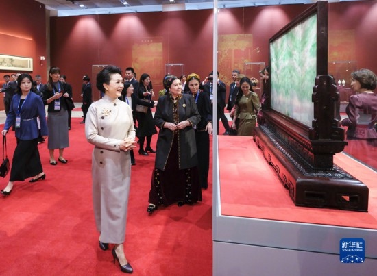  10月18日上午，國家主席習近平夫人彭麗媛邀請出席第三屆“一帶一路”國際合作高峰論壇的外方領導人夫人參觀中國工藝美術館（中國非物質文化遺產館）。這是彭麗媛同外方領導人夫人參觀展品。新華社記者 丁林 攝