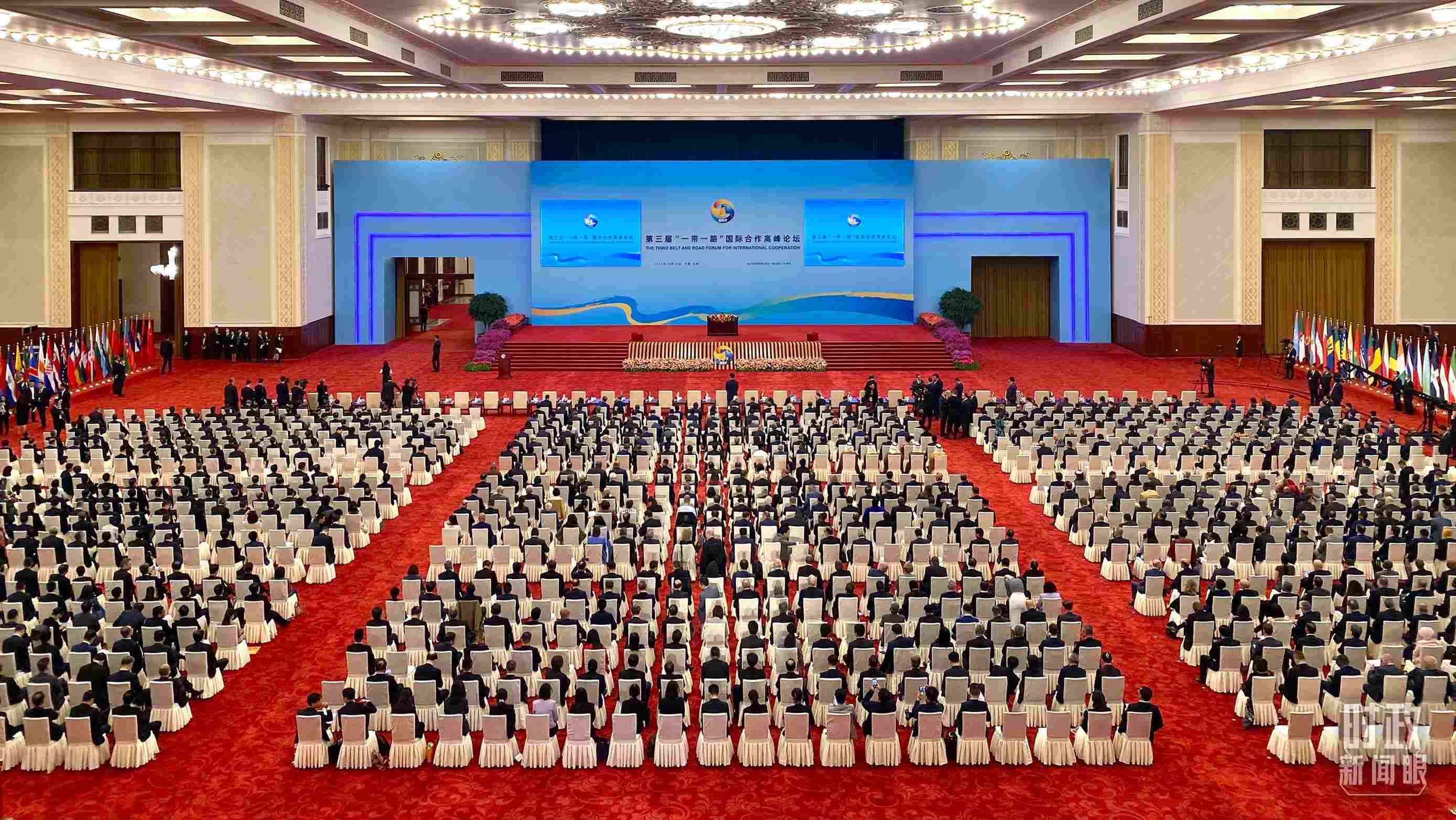△人民大會(huì)堂宴會(huì)廳。這是開幕式之前的現(xiàn)場(chǎng)。（總臺(tái)央視記者李增仁拍攝）