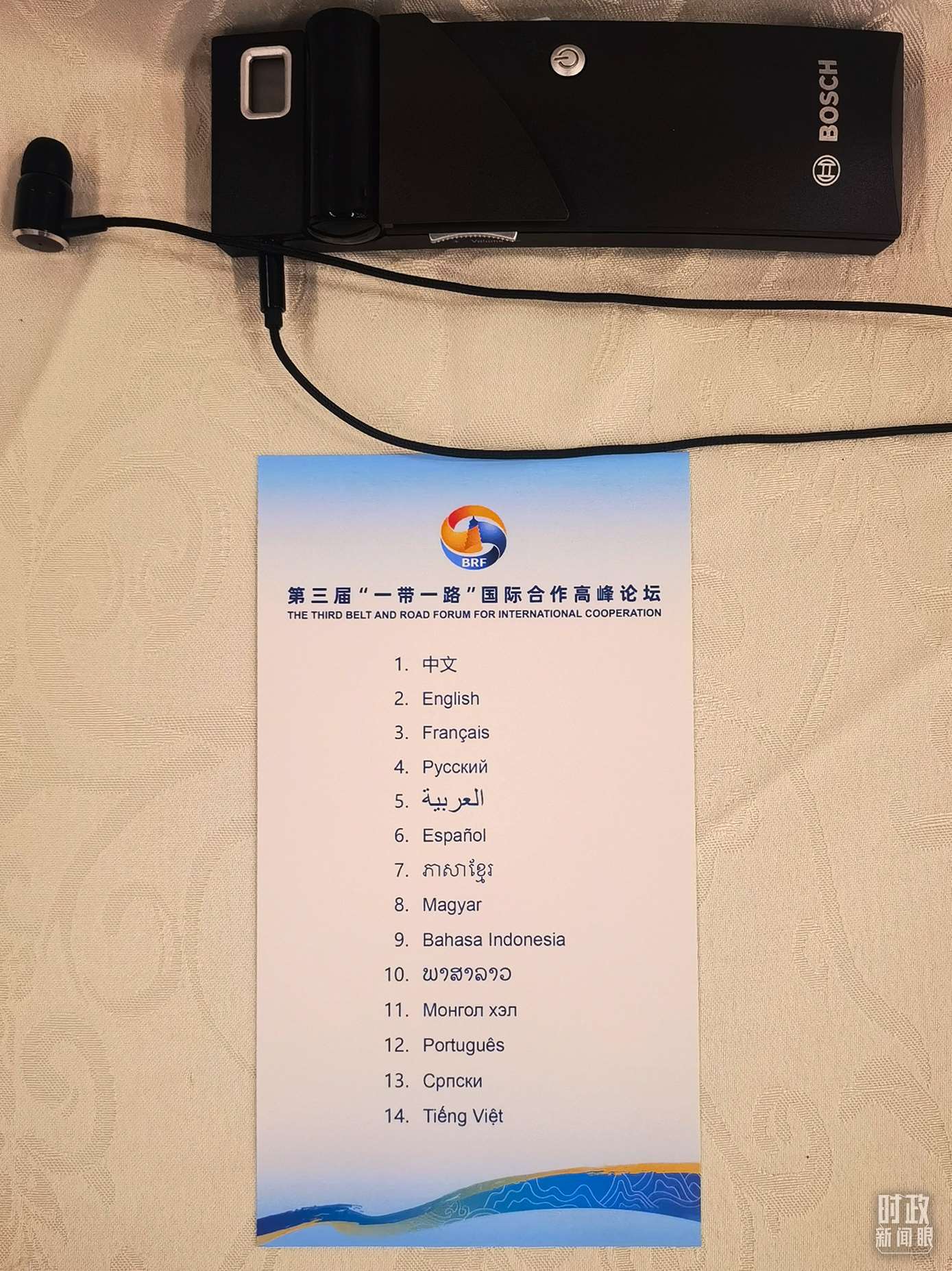 △開幕式現(xiàn)場(chǎng)提供14種語言的同聲傳譯。（總臺(tái)央視記者范學(xué)禹拍攝）