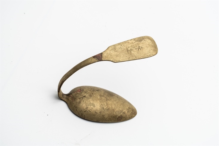 鏨刻“來(lái)遠(yuǎn)”的湯勺。國(guó)家文物局供圖
