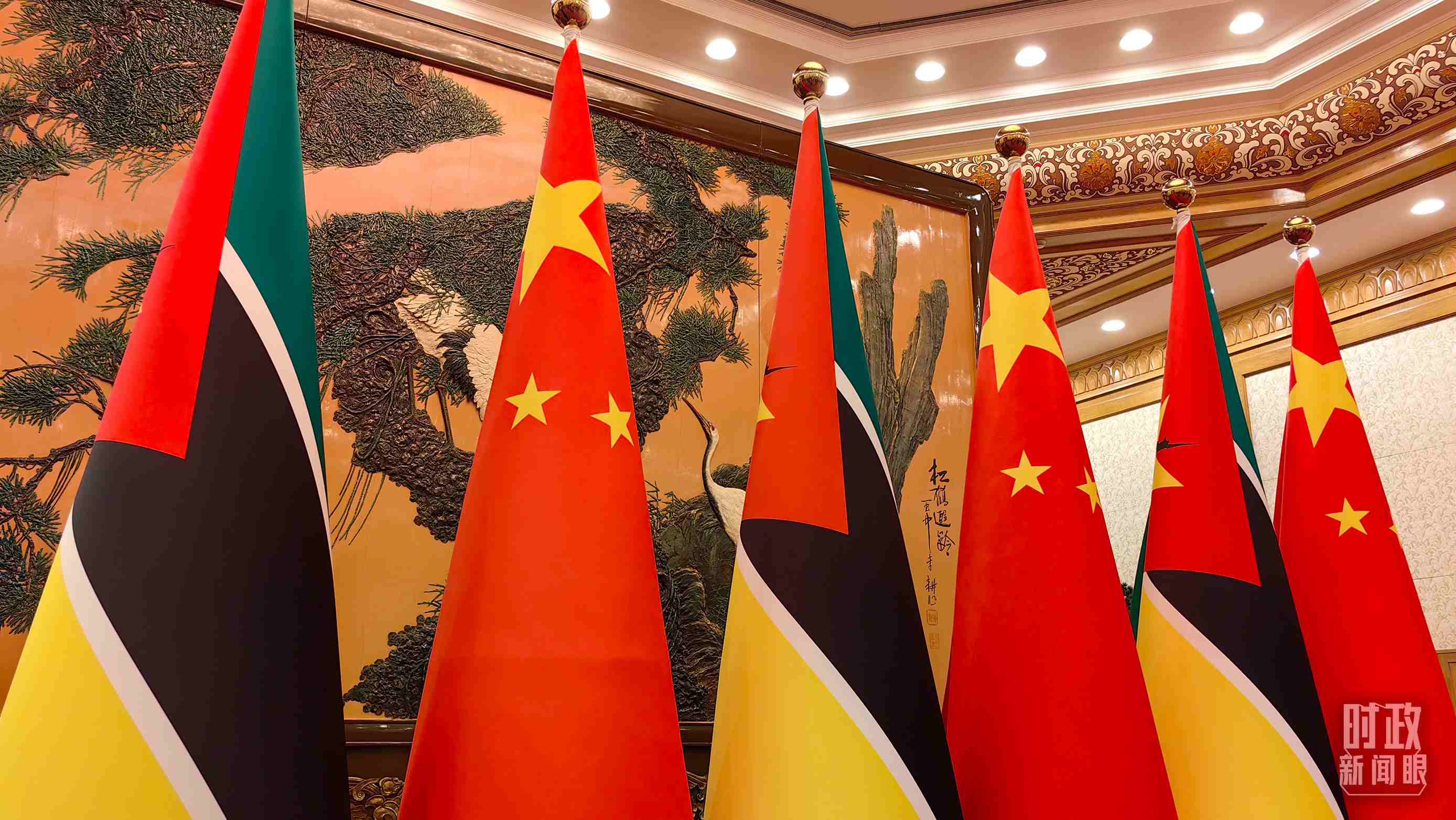 △會見現(xiàn)場，中國、莫桑比克兩國國旗。（總臺央廣記者潘毅拍攝）