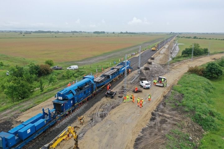 這是匈塞鐵路匈牙利段孔圣米克洛什-陶什站施工現(xiàn)場（5月30日攝，無人機(jī)照片）。新華社發(fā)（中國中鐵匈塞鐵路項目經(jīng)理部供圖）