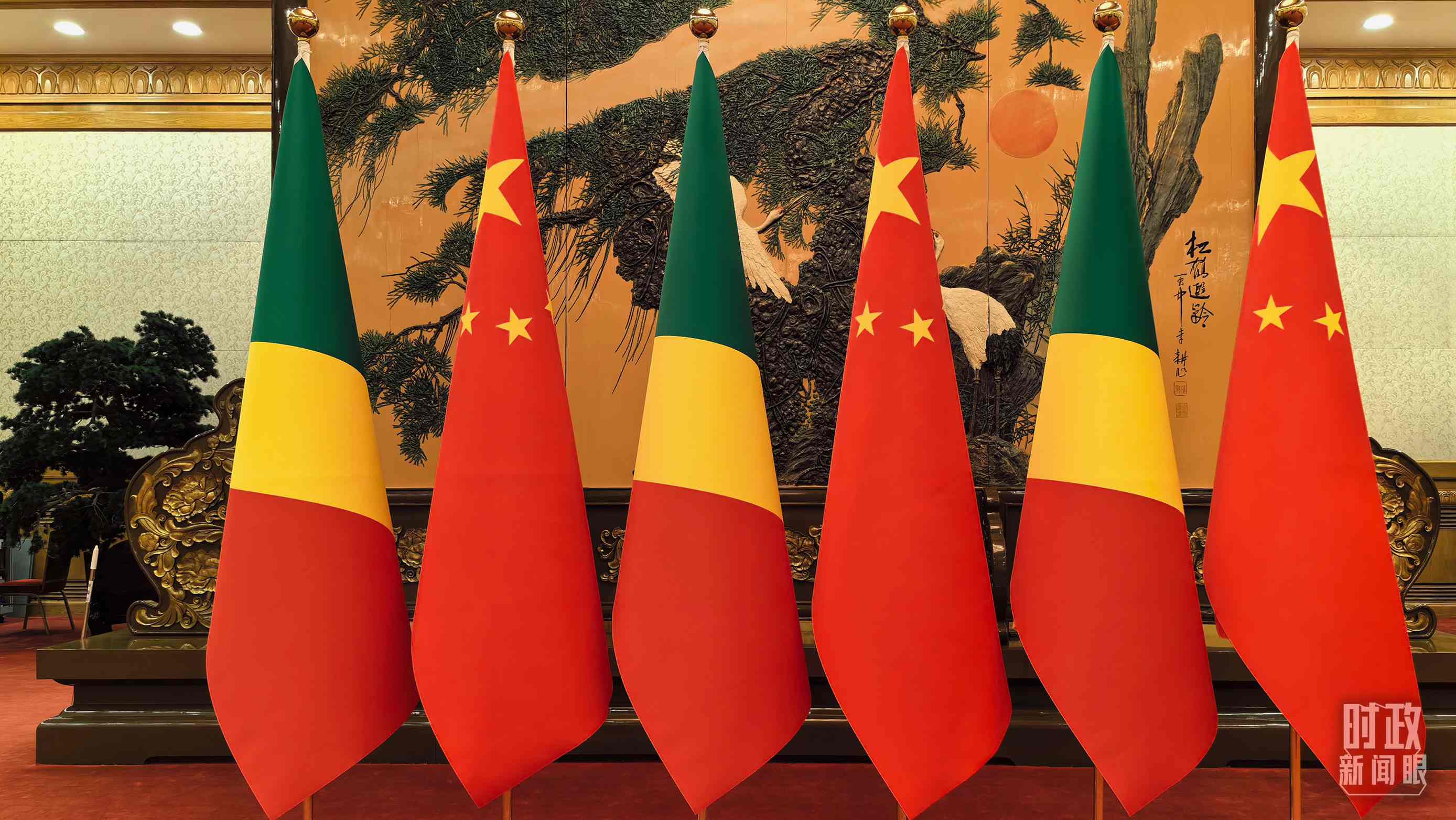 △會見現(xiàn)場的中國、剛果（布）兩國國旗。（總臺央視記者陸泓宇拍攝）