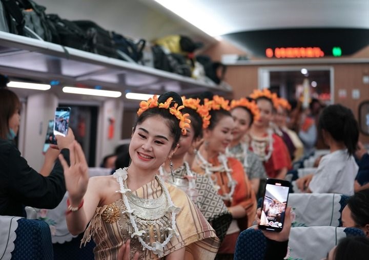 老撾工作人員在中老鐵路上開行的D887次國際旅客列車上表演（4月13日攝）。新華社記者 邢廣利 攝