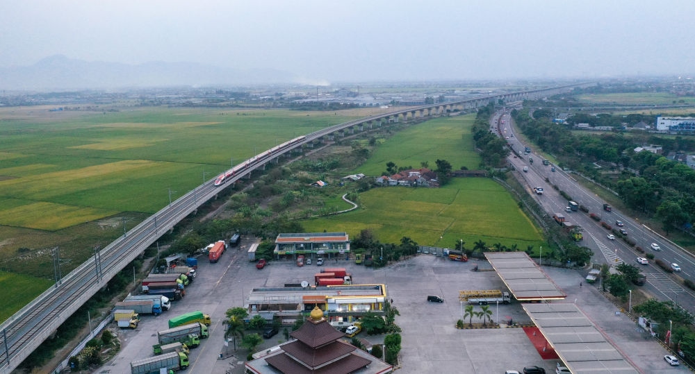 這是在印度尼西亞萬隆拍攝的一列行駛中的雅萬高鐵高速動車組列車（2023年10月17日攝，無人機照片）。新華社記者 徐欽 攝