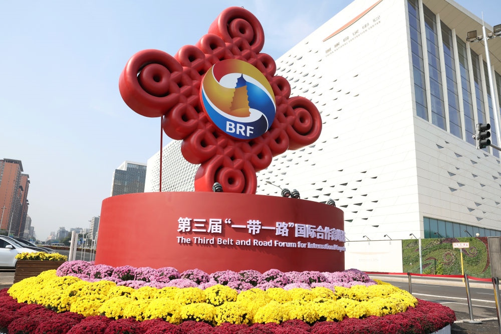 這是在北京國家會議中心附近拍攝的“一帶一路”國際合作高峰論壇景觀布置（2023年10月17日攝）。新華社記者 陳斌 攝