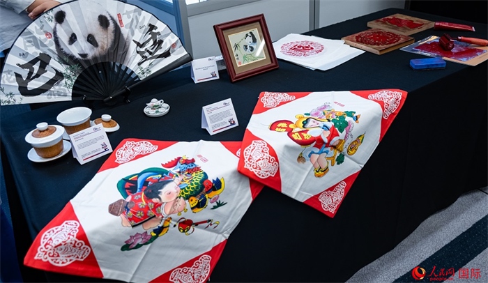 活動(dòng)現(xiàn)場(chǎng)的現(xiàn)場(chǎng)文創(chuàng)展、互動(dòng)體驗(yàn)區(qū)、非遺區(qū)展示。人民網(wǎng) 郭錦標(biāo)攝
