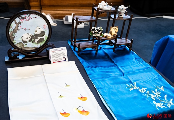 活動(dòng)現(xiàn)場(chǎng)的現(xiàn)場(chǎng)文創(chuàng)展、互動(dòng)體驗(yàn)區(qū)、非遺區(qū)展示。人民網(wǎng) 郭錦標(biāo)攝