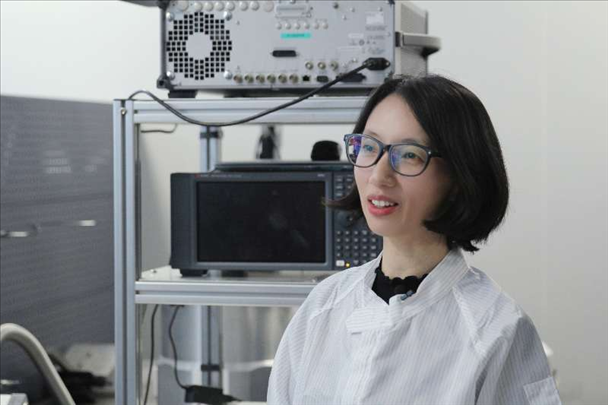 李婧在中國科學(xué)院紫金山天文臺毫米波和亞毫米波技術(shù)實(shí)驗室。（受訪者供圖）