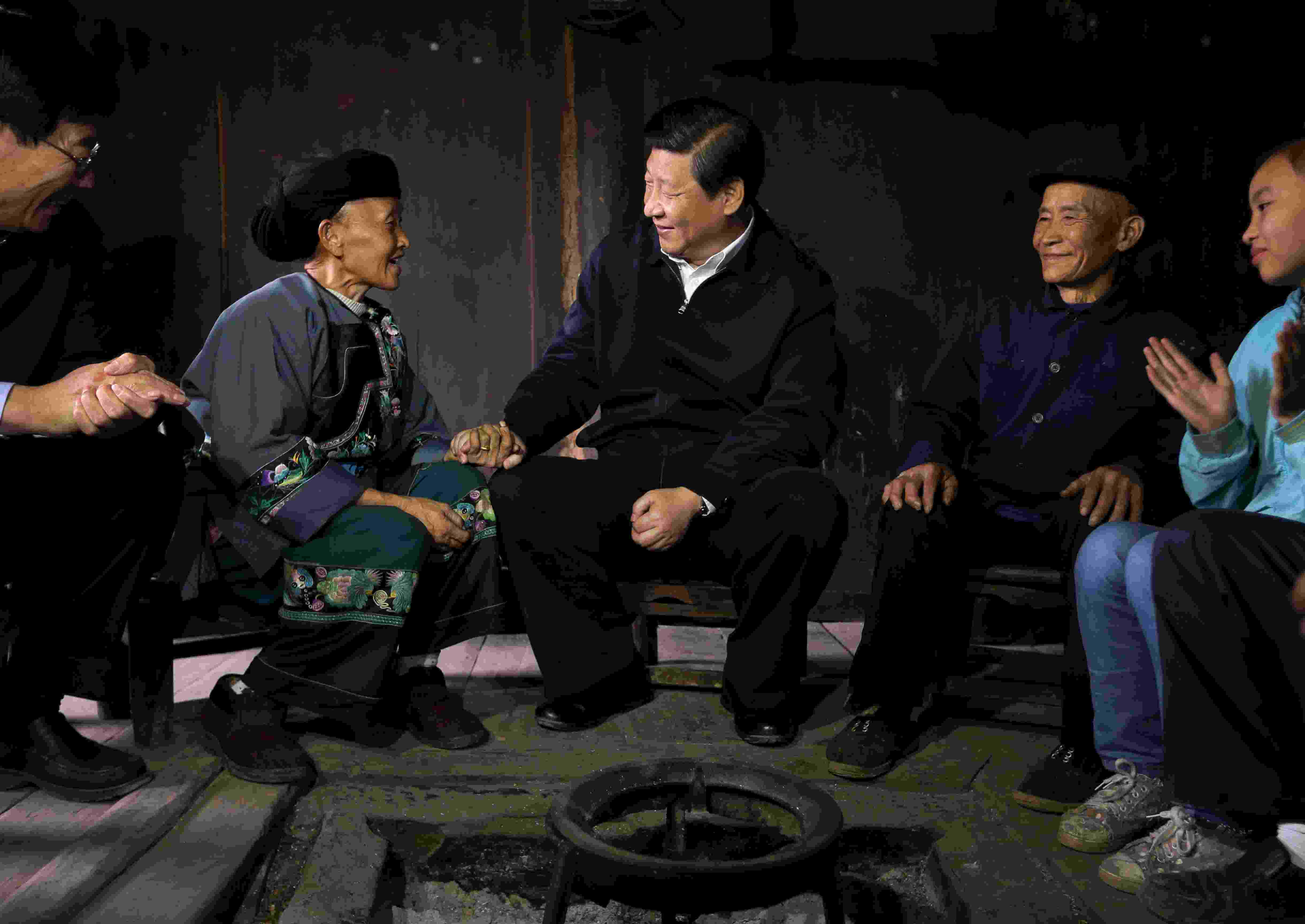 2013年11月3日，習(xí)近平在湖南花垣縣十八洞村，與石拔三老人握手交談。