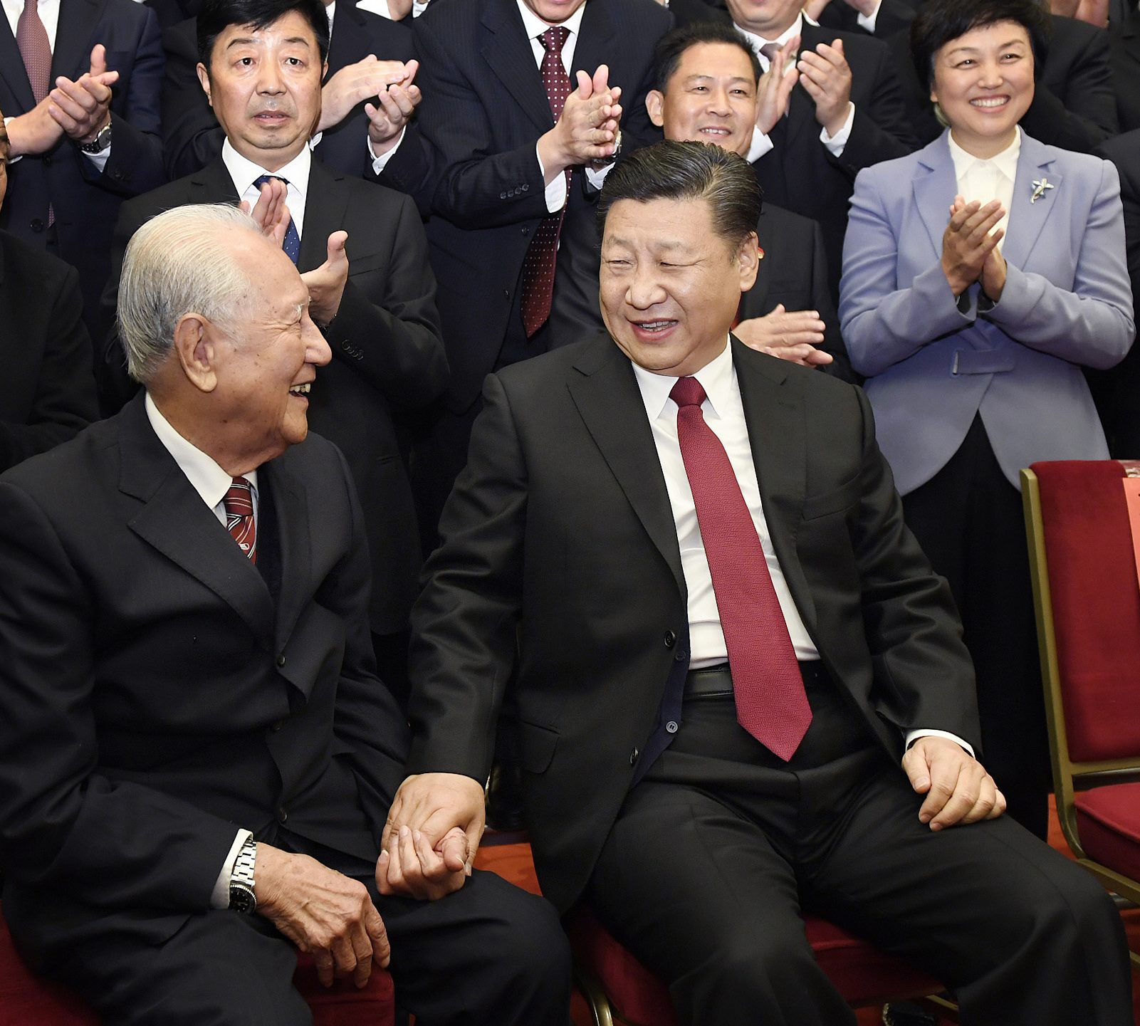 2017年11月17日，全國精神文明建設(shè)表彰大會(huì)在北京人民大會(huì)堂舉行。圖為習(xí)近平邀請黃旭華代表坐在自己身邊合影。
