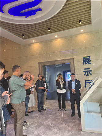 （在文瀾智谷中試產(chǎn)業(yè)基地，中外記者深入了解科技轉(zhuǎn)化情況 趙橙涔攝）
