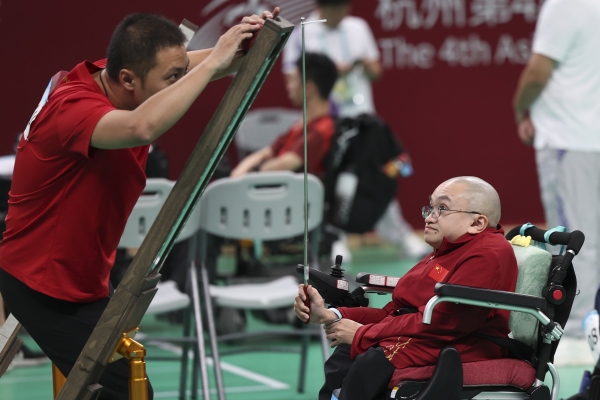 10月23日，杭州第4屆亞殘運(yùn)會硬地滾球男子個人BC3級循環(huán)賽舉行。圖為中國隊選手易永寧（右）在比賽中。圖片來源：杭州亞殘組委會