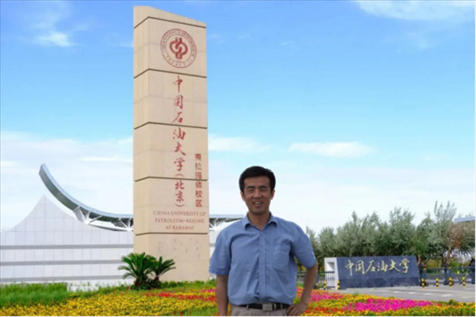 北京交通大學(xué)“銀齡教師”黃曉鳴。校方供圖