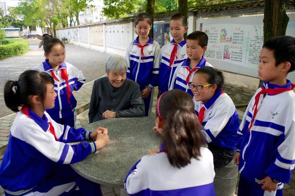 △2013年5月21日，龔全珍老人和江西萍鄉(xiāng)市蓮花縣的孩子們在一起。