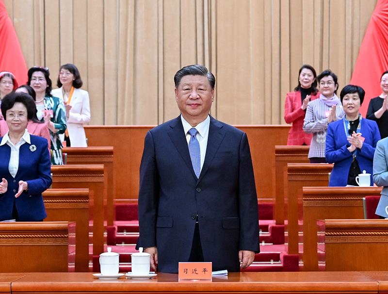 △2023年10月23日，中國婦女第十三次全國代表大會在北京人民大會堂開幕。這是習(xí)近平總書記在主席臺向與會代表致意。