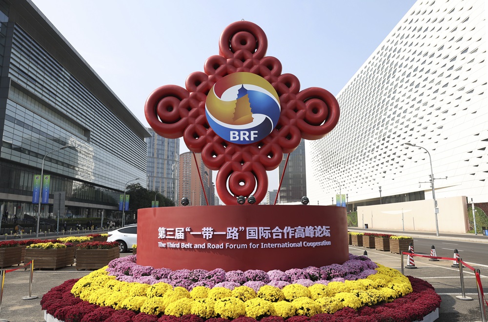 這是在北京國(guó)家會(huì)議中心附近拍攝的“一帶一路”國(guó)際合作高峰論壇景觀布置（2023年10月17日攝）。新華社記者 陳斌 攝
