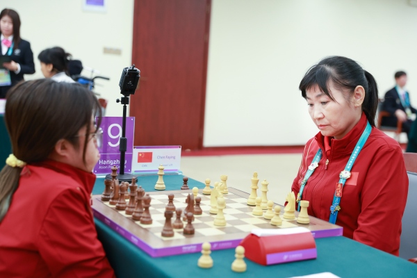 10月24日，杭州第4屆亞殘運會國際象棋常規(guī)賽女子個人賽PI級第四輪舉行。圖為中國隊選手陳發(fā)英（右）、中國隊選手張筱笛在比賽中。圖片來源：杭州亞殘組委