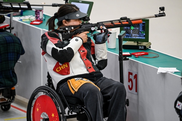 10月23日，杭州第4屆亞殘運會射擊(R2)SH1級女子10米氣步槍立射資格賽舉行。圖為中國隊選手張翠平在比賽中。圖片來源：杭州亞殘組委