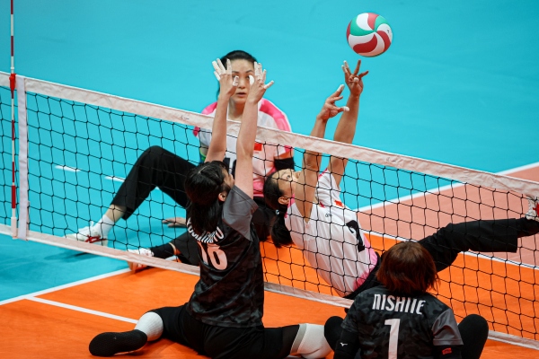 10月24日，杭州第4屆亞殘運會坐式排球女子單循環(huán)賽舉行。圖為選手們在比賽中。圖片來源：杭州亞殘組委