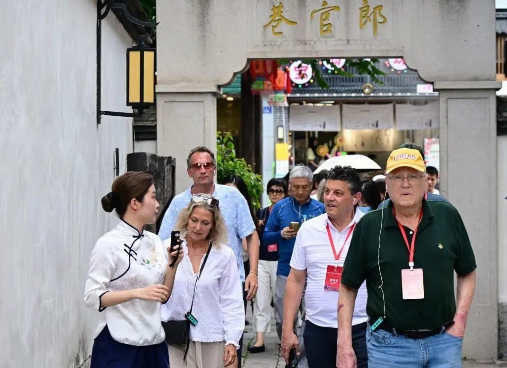 △2023年6月27日，“鼓嶺之友”部分成員和中美各界人士在福建福州南后街三坊七巷參觀訪問(wèn)。