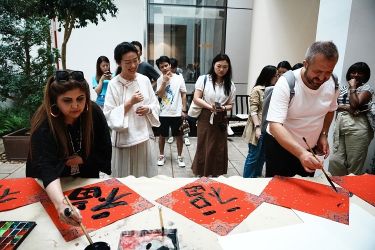 首屆國際傳播“絲路獎”獲獎代表等在廣州市荔灣區(qū)永慶坊參加文化交流活動。楊爍壁、王燕攝影報道
