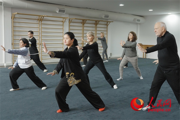 阿根廷武術(shù)俱樂部協(xié)會(huì)副會(huì)長陳敏正在教學(xué)。人民網(wǎng)記者 張若涵攝