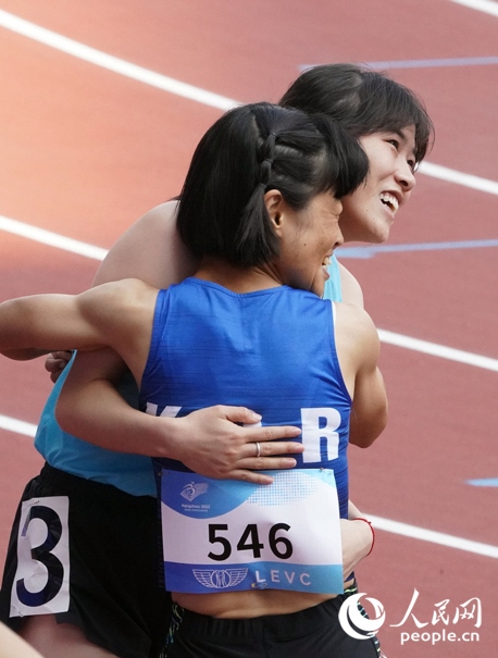 10月23日，杭州亞殘運會田徑女子200米T36級比賽結束后，中國體育代表團選手史逸婷(后)與韓國選手全珉彩相擁慶祝。人民網(wǎng)記者 胡雪蓉攝