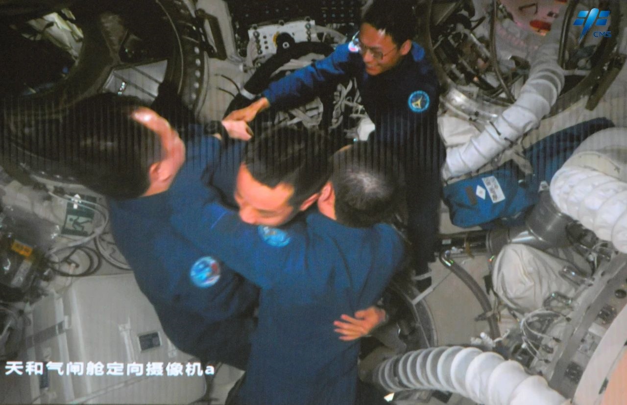 神舟十七號航天員乘組順利進入空間站。中國載人航天工程辦公室供圖