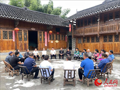 花垣縣石欄鎮(zhèn)朋巖村的院壩會。人民網(wǎng) 周靜圓攝